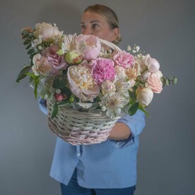 Пион, Лизиантус Эустома, Альстромерия, Эвкалипт, Корзина плетеная