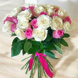 29 белых и розовых роз