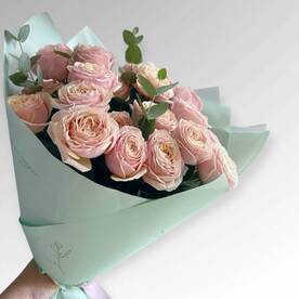 Букет из пионовых кустовых роз "Нежный"