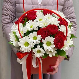Цветы в коробке с красными розами