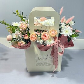 Сумочка с пионовой розой и кустовой хризантемой