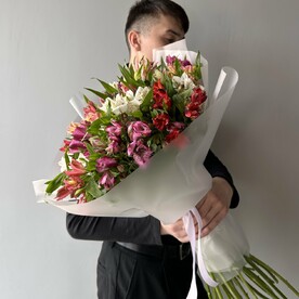 Букет из 25 яркой альстромерии в стильной упаковке (49-0005)