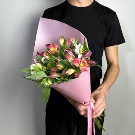 Букет из 9 ярких альстромерий в стильной упаковке (49-0507)