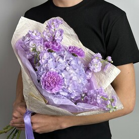 Ароматный букет из кустовой маттиолы, яркой гортензии и диантуса (49-0505)
