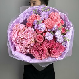 Нежный букет из пион розы с ароматной маттиолой и кустовой розой с диантусами (49-0040)