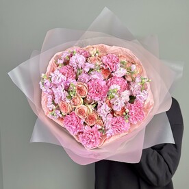 Авторский яркий букет из кустовой розы и ароматной маттиолы с диантусами (49-0056)
