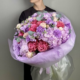 Диантус, Роза пионовидная одноголовая, Маттиола, Роза кустовая, Гортензия, Эвкалипт, Тишью, Дизайнерская упаковка