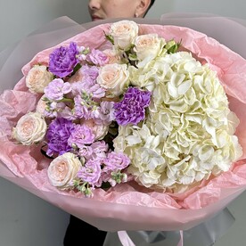 Авторский букет из нежной кустовой розы с ароматной маттиолой, диантусами и гортензией (49-0058)