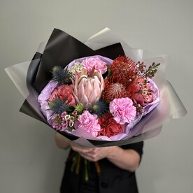 Экзотический букет из королевской розы и пионовидной розы с диантусами и зеленью в стильной упаковке (49-0539)