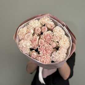 Нежный букет из пионовидной кустовой розы и диантусов в стильной упаковке (49-0071)