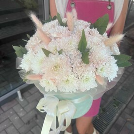 Коробка с хризантемами и лагурусом