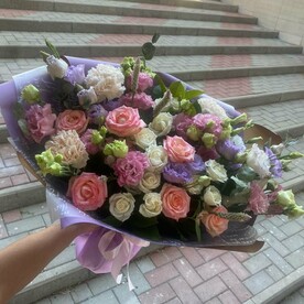 Роза абеба, Диантус кустовой, Лизиантус адом ред пикоти, Эвкалипт беби блу отм, Статица, Дизайнерская упаковка