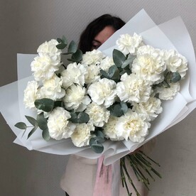 Стильный букет из стойких гвоздичек
