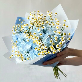 Стильный букет из гортензий и ромашек