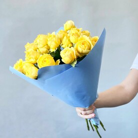 Букет из пионовидных кустовых роз