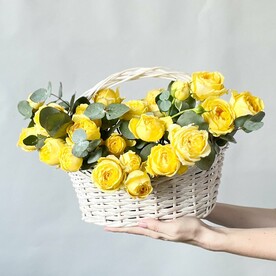 Корзина с пионовидными розами