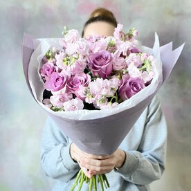 Букет из матиол и рлз