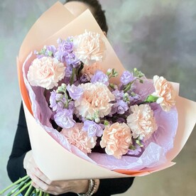 Лавандовая маттиола и персиковые диантусы
