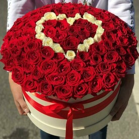101 роза в коробке