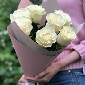 Букет белых роз 7 шт