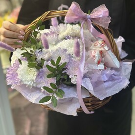 Хризантема в корзине и рафаэлло