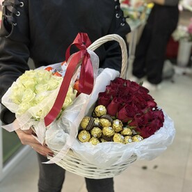Розы красные розы белые карзина сладкая