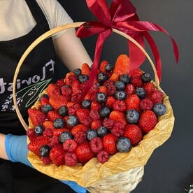 Корзина 🧺 с ягодами клубника голубика