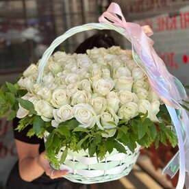 Розы белые в корзине 75 шт
