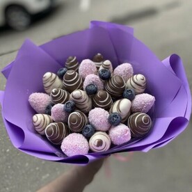 Букет из клубники в шоколаде с голубикой