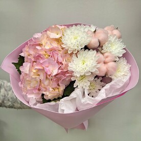 Букет с гортензией, хлопком и хризантемой