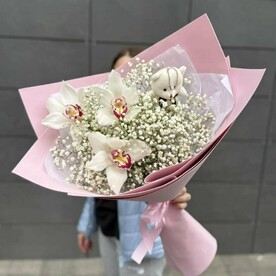 Букет с орхидеями и милым мишкой