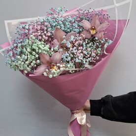 Букет с радужной гипсофилой и орхидеями