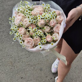 Пионовидные розы и ромашки