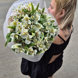 Альстромерия и ромашки