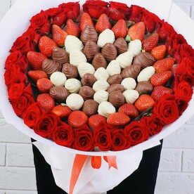 Букет из роз и клубники