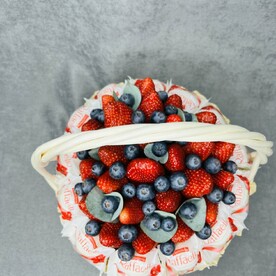 Корзина с клубникой и конфетами Raffaello
