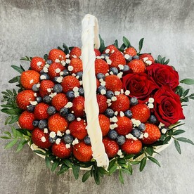 Корзина с цветами и клубникой