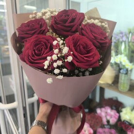 Роза с гипсофилой