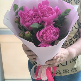 Букет с пионами