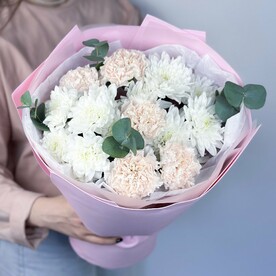 Нежный стойкий букет из кустовых хризантем и сортовых диантусов в упаковке
