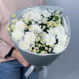 Нежный белый букет из кустовых хризантем и голландских ромашек