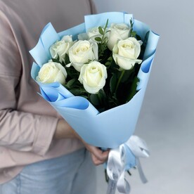Нежный букет из белых роз с зеленью в упаковке