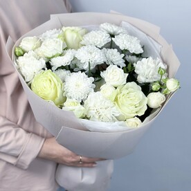 Нежный букет из кустовых хризантем, роз и диантусов в упаковке суфле
