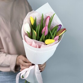 Яркая композиция из 9 разноцветных тюльпанов в упаковке