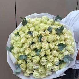 Букет из 101 белой розы с эвкалиптом от студии Mnogo Tsvetov