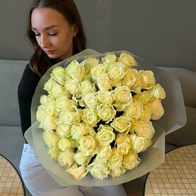 Монобукет из 51 белой розы от студии Mnogo Tsvetov