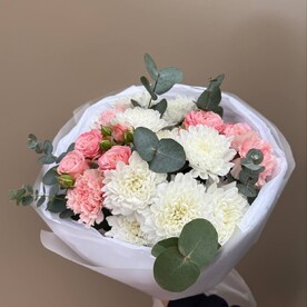 Нежный розовый букет из хризантем и кустовых роз