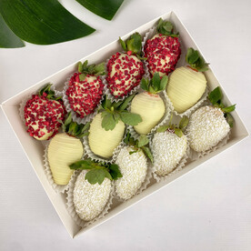 Клубника в нежном белом и розовом шоколаде