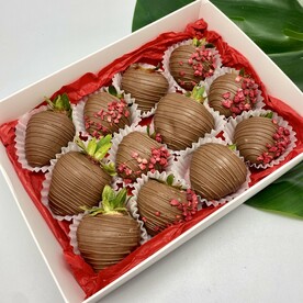 Клубника в молочном шоколаде с малиной