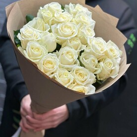 Букет из 21 белых роз